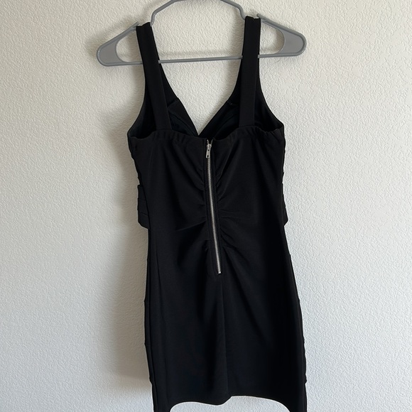 The perfect little black dress - Picture 2 of 2